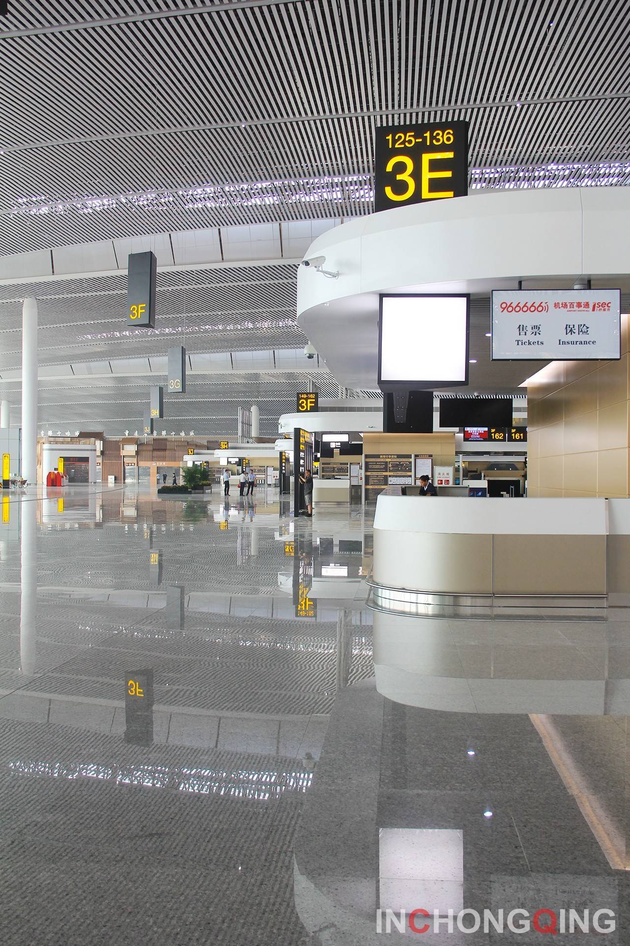 重庆机场——T3航站楼-重庆江北国际机场，位于重庆市郊东北方向21公里的渝北区。根据国务院关于民航体制改革的有关精神，2003年11月26日在 ...