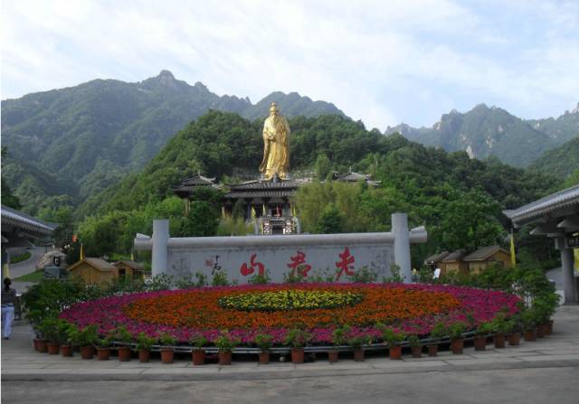 2010年1月9日下午,国家旅游局正式授予洛阳栾川老君山—鸡冠洞旅游区