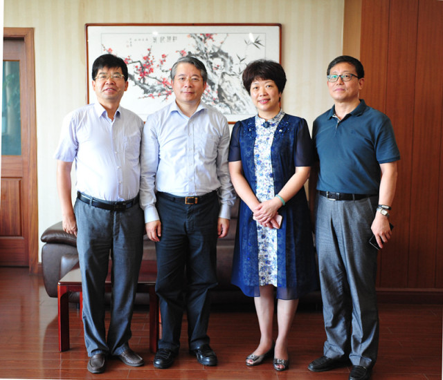 上海避风塘食品有限公司董事长叶锡铭三位香港地区委员,了解委员企业