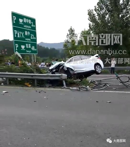 视频今早广南高速定水到天宫院段发生车祸轿车几乎报废