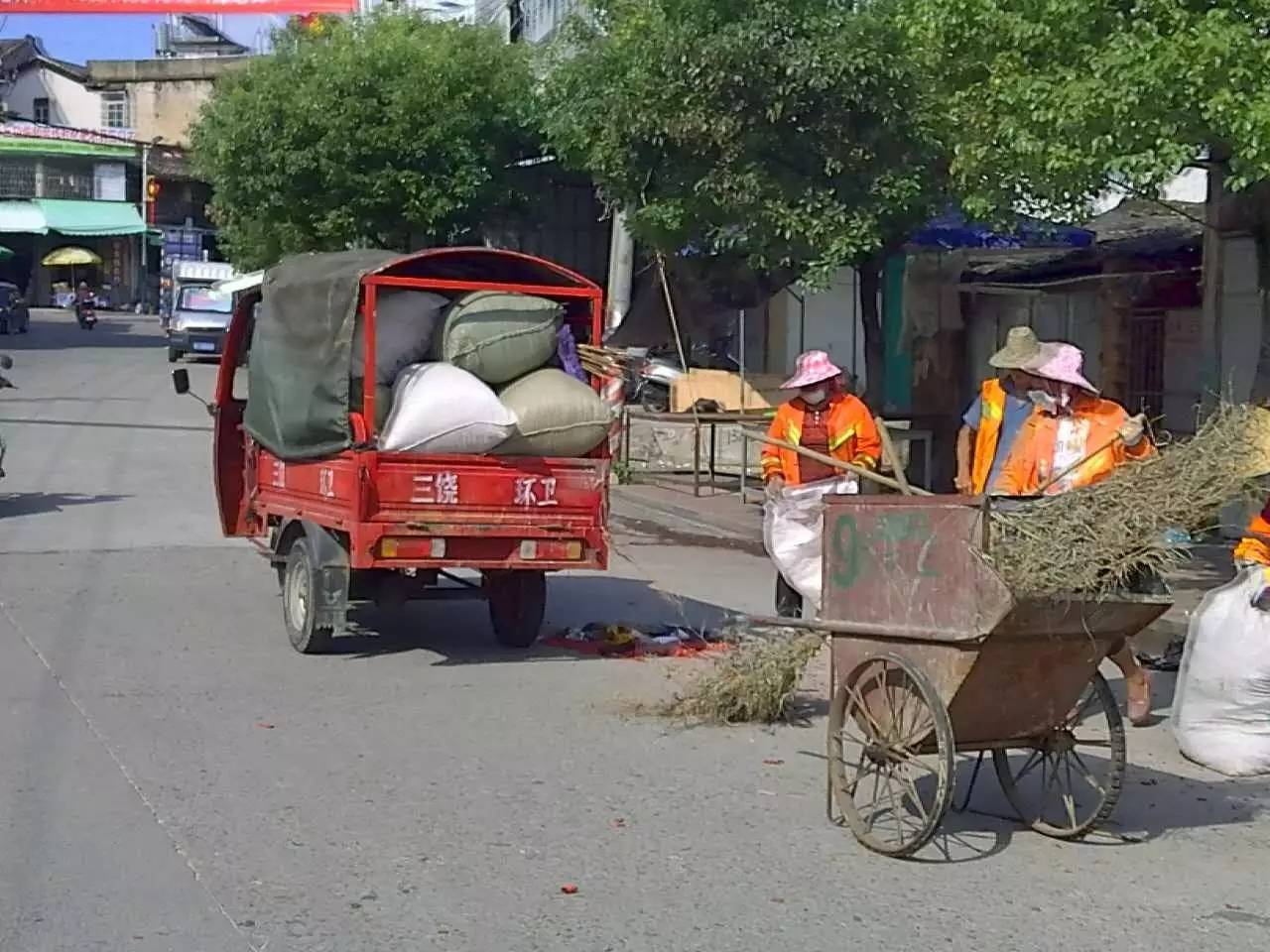 辛苦了!高温下的三饶环卫工人