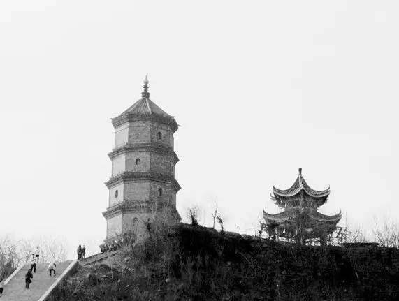 镇江有座名山,叫圌山;山上有座名塔,叫报恩塔.