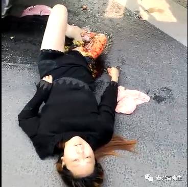 江南小区附近发生严重车祸,现场血淋淋,一女子骑电瓶车被一渣土车撞倒