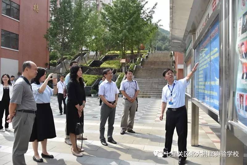 了解我校文化建设内容参观我校"未名湖"参观学生田径运动场李涤尘主任