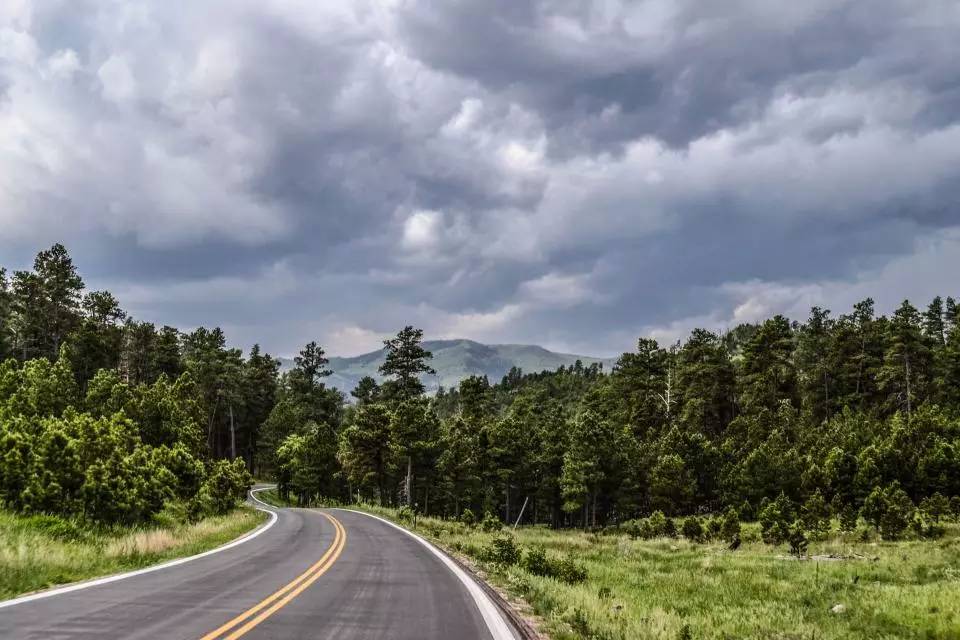 人生道路虽很曲折,却很美丽 只要你细心观看,就能饱尝沿途美景.