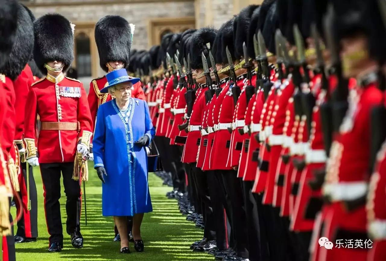 你以为英国皇家卫队就只是给你拍照当摆设的吗!