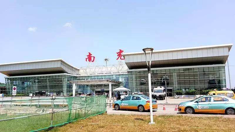 南充机场现在的航站楼投入使用近10年,目前无餐饮等服务区域,无登机