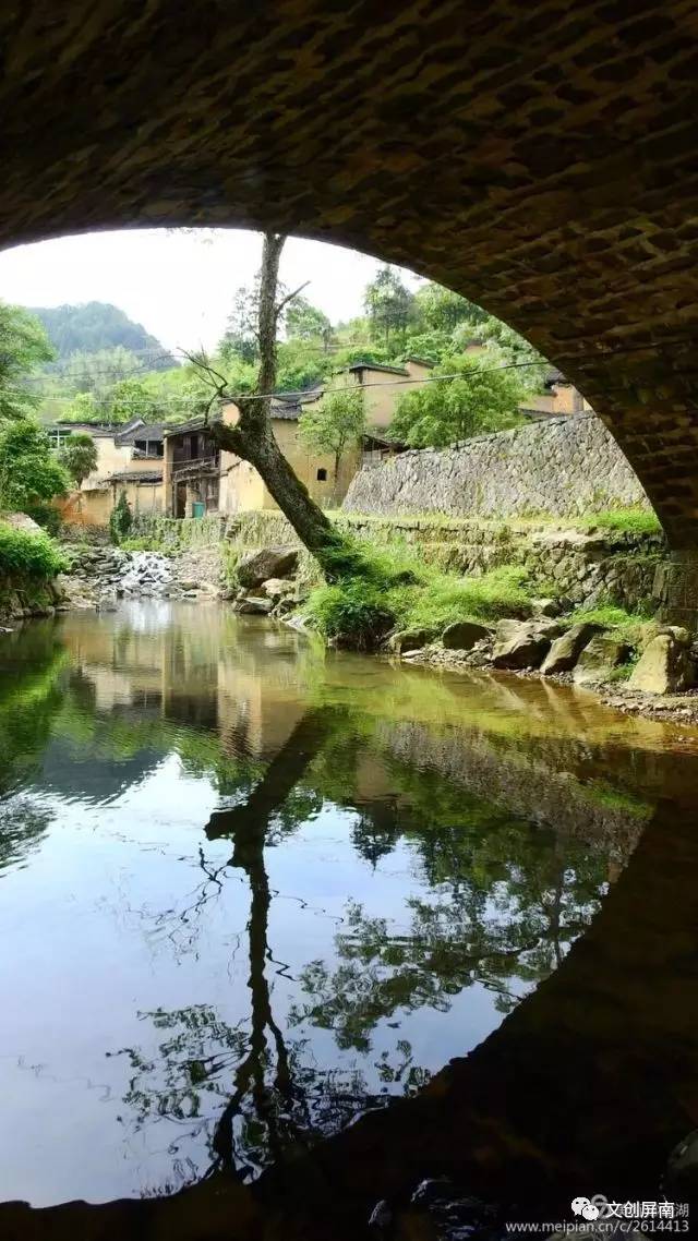 福建宁德屏南县熙岭乡龙潭村是继屏南双溪镇,漈下村后,又一个将以油画