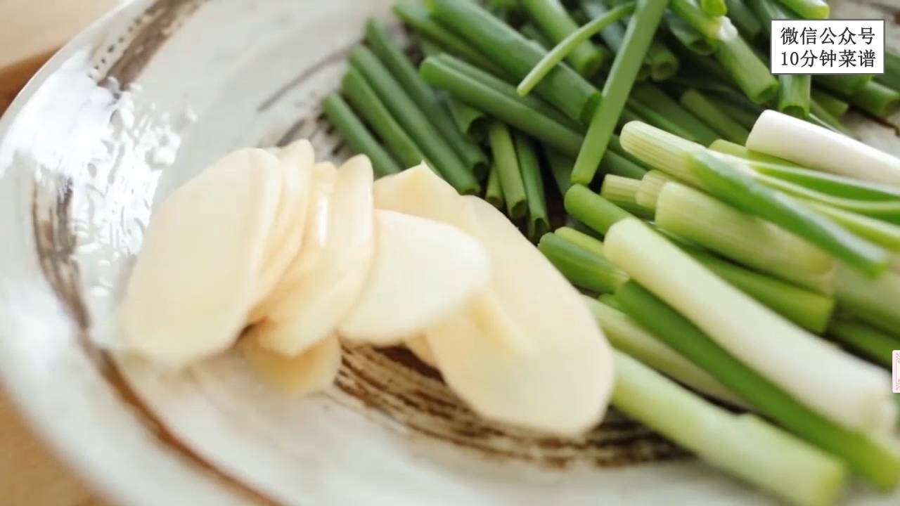 喜欢吃牛肉的,可以试试这道姜葱牛肉,简单又好吃