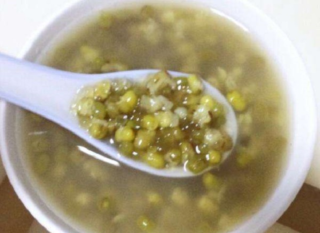 夏天消暑的绿豆汤,绿豆香甜软绵绵,做法很简单