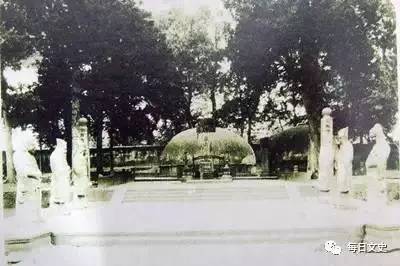 图为民国时期拍摄的岳飞墓旧照