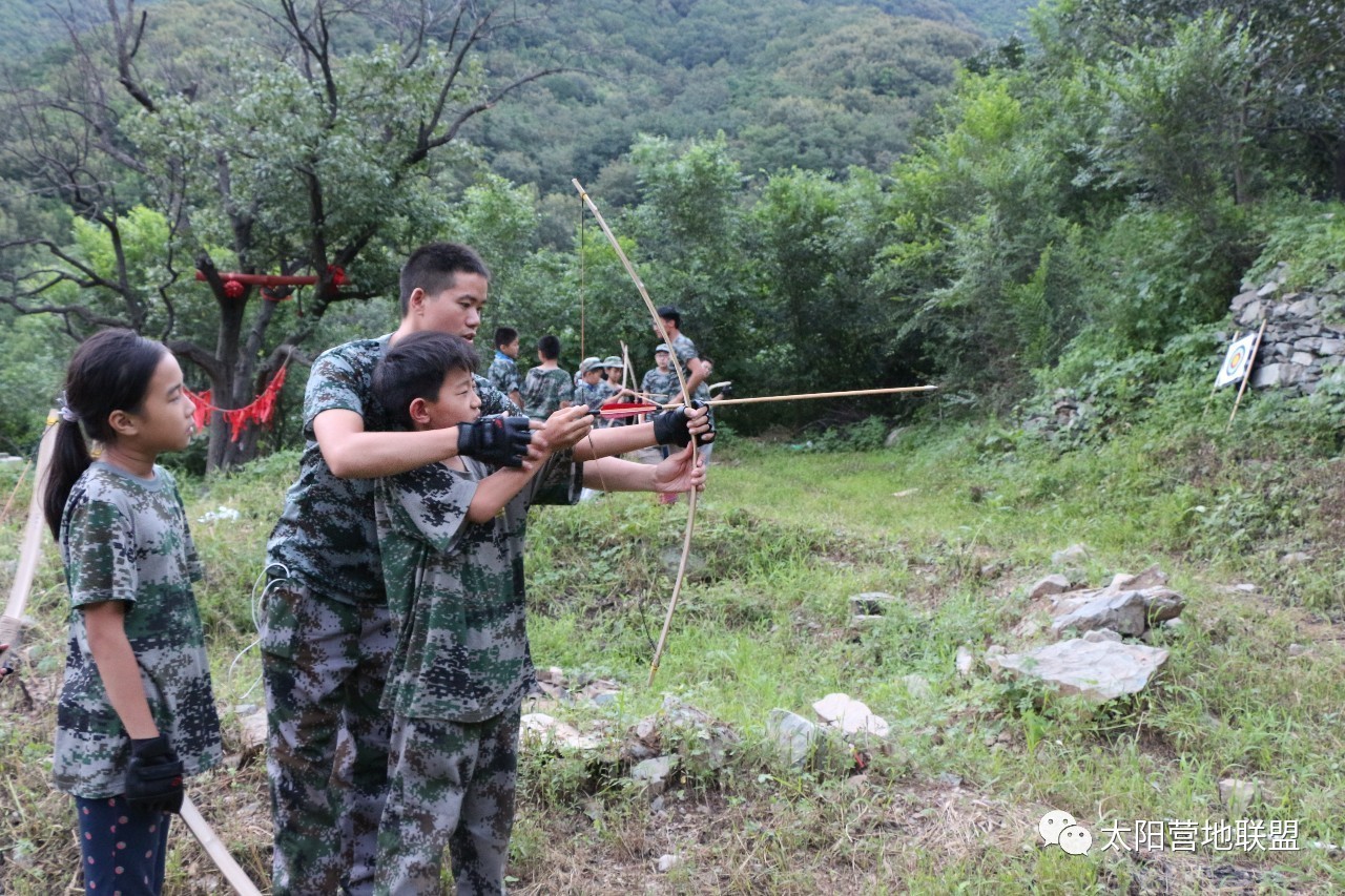 扎好帐篷后,咱们来练习练习射箭.