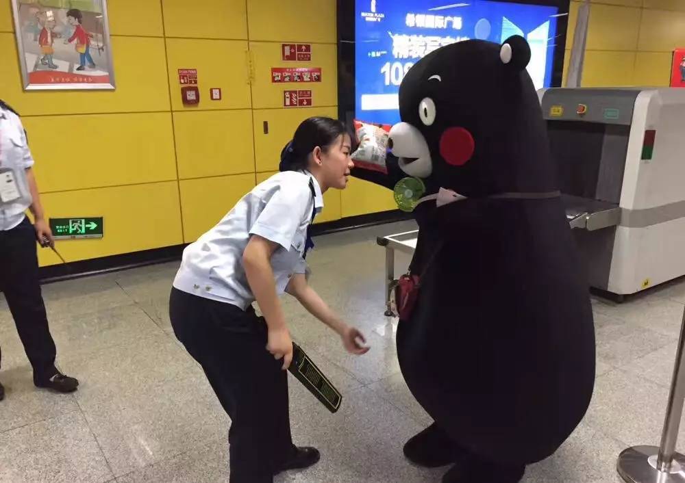 萌化了!“熊本熊”乘坐成都地铁 她怎么过安检的?_搜狐社会_搜狐网