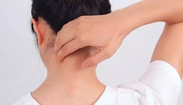 颈椎曲度变直会有背部冷的症状吗