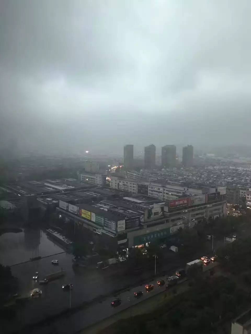 突发!永康一瞬间阴云密布,一场大雨来袭!