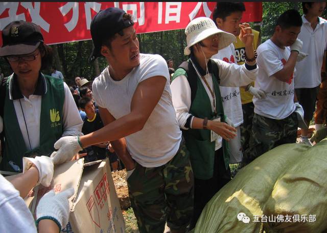 为了9年前睡在罗汉寺大殿屋檐下的吴京,请大家都去电影院支持《战狼2