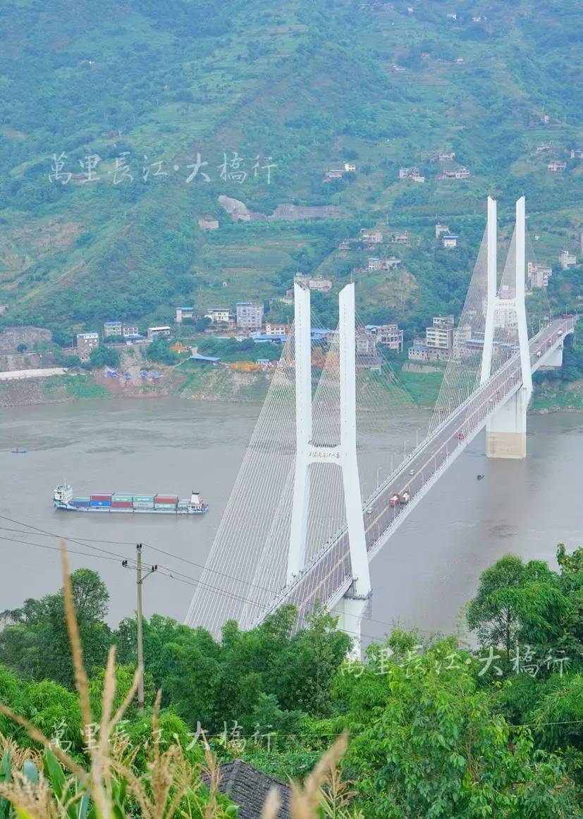 乌江在重庆市涪陵区自南向北汇入长江,石板沟长江大桥位于乌江口下游