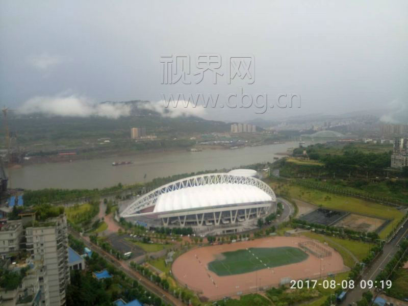 受今晨强降雨影响,重庆万州大河沟体育场足球场馆被积水淹没,仅剩中间