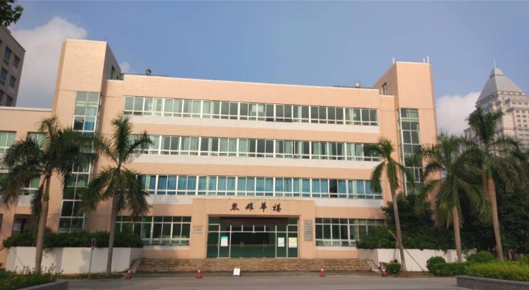 一共有22层,也是五邑大学的主要教学楼以及个别院系的办公处