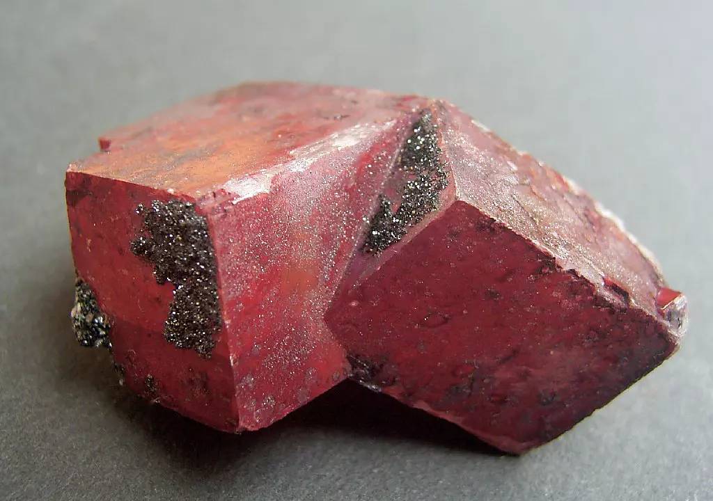 dolomite 白云石(内包赤铁矿 代表产地:prince lyell mine mount