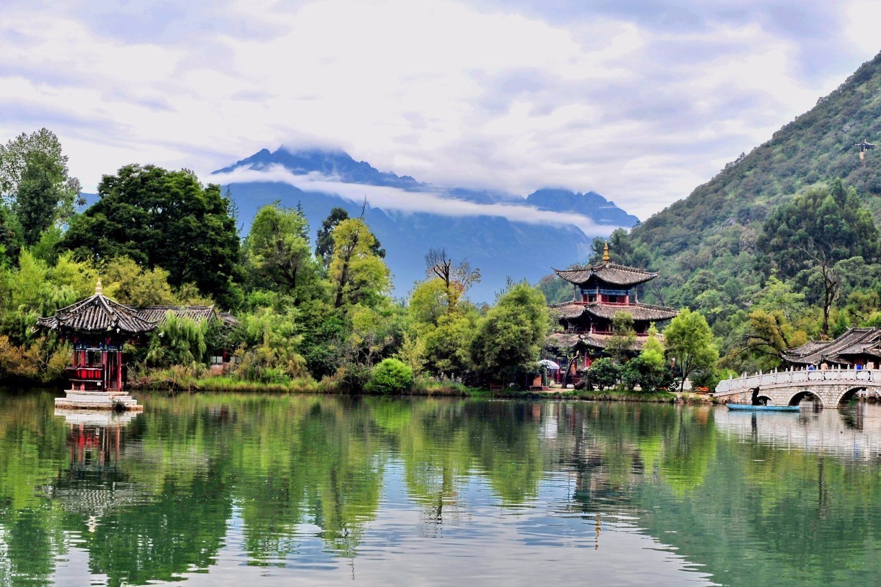 溧阳乘专车前往南京禄口机场,乘机飞抵美丽春城昆明,接机住酒店.