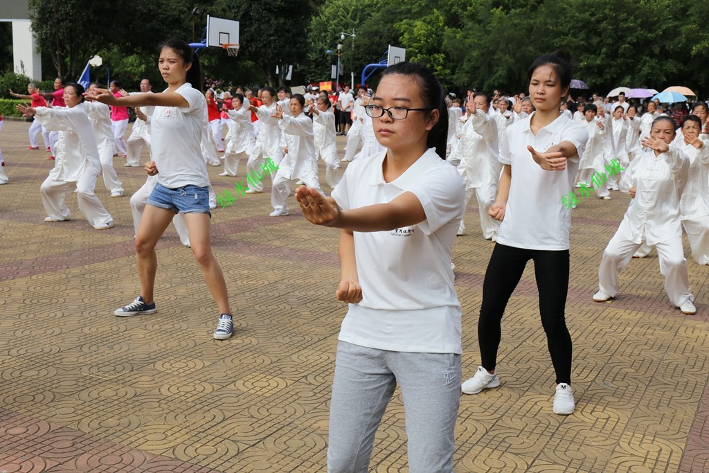 武宣体育节活动玩大了!美女帅哥曝晒瑜伽,八段锦