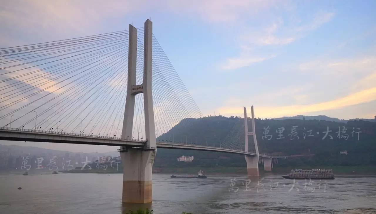 乌江在重庆市涪陵区自南向北汇入长江,石板沟长江大桥位于乌江口下游