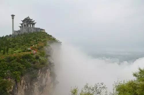 细雨薄雾,宛如仙境 秋雨如丝 薄雾袅袅 飘渺的海市蜃楼 游弋着盎然的