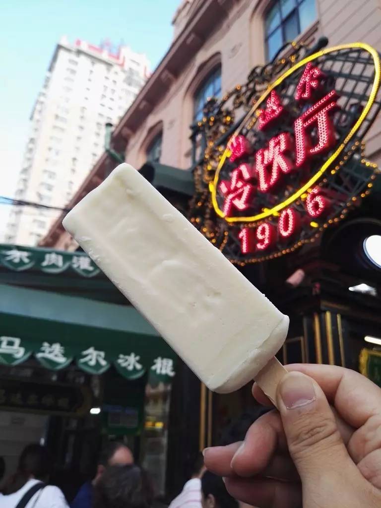 哈尔滨的美食当然也不容错过,马迭尔冰棍是笔者三十年来吃过最好吃的
