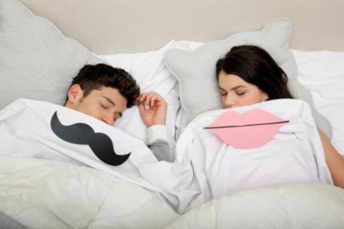 夫妻睡觉时的七个小动作,中三条说明夫妻感情融洽