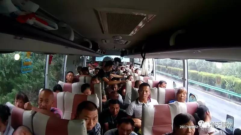 核载47人大巴车竟挤了72人上高速,现场视频