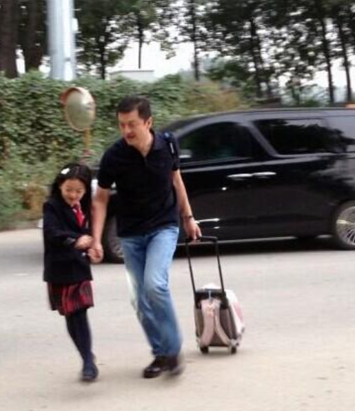 今天，张柏芝送儿子上学，谢霆锋忙着给王菲过生日