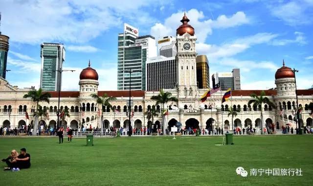 太子城是马来西亚的新行政首都,四面环山,太子城就坐落在中心的平原