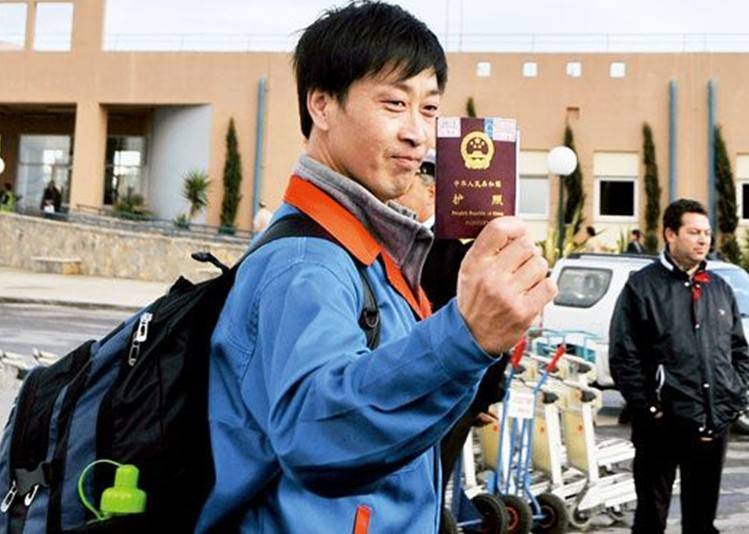 手持中国护照的中国游客,在全世界人民羡慕和无奈的眼神下,第一时间