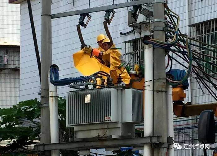 半夜两点连州市高塘街一变压器发生现场吓坏人