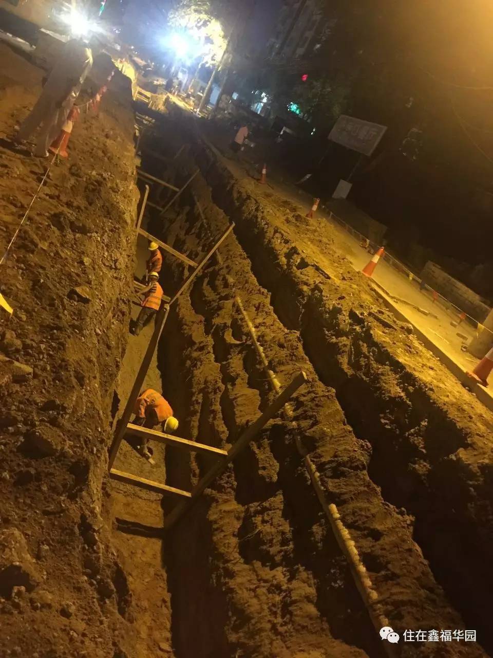 夜晚的龙堡街和雨天的双塔南路为修路工人点个赞