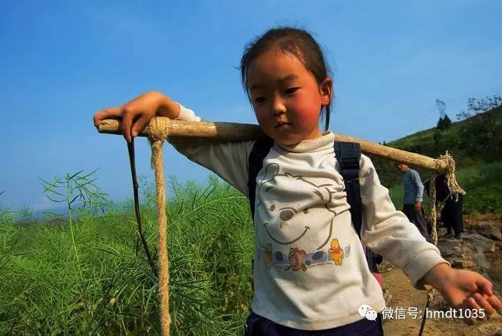 是的,山里的孩子打会走路后就很少清闲,颠着小屁股跟在父母的身后捡