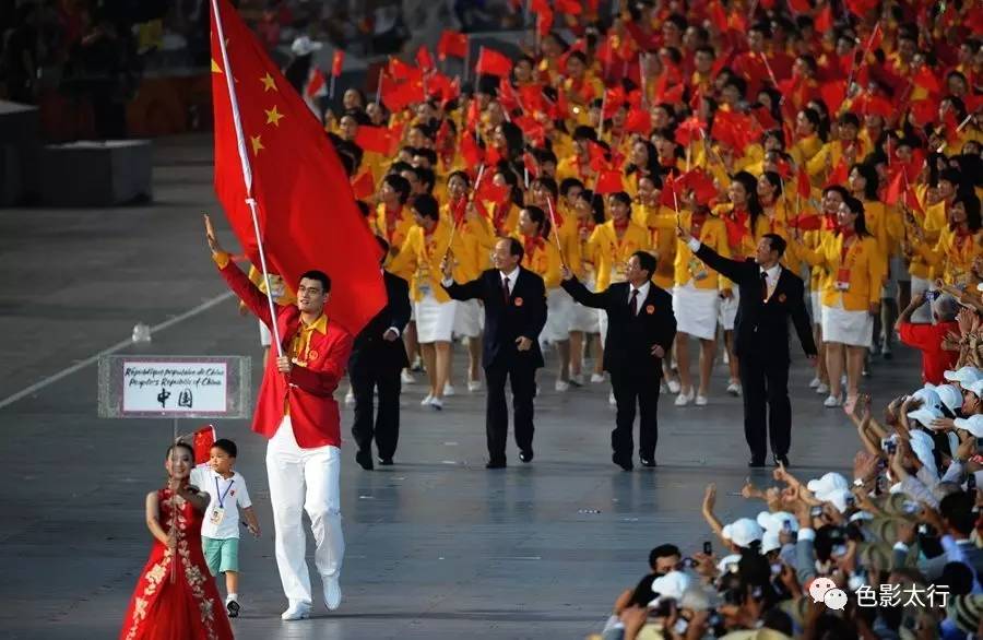 图为2008年8月8日晚,旗手姚明带领中国代表团在北京奥运会开幕式上