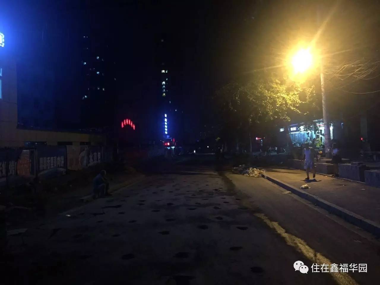 以下是小叶8月7日晚上拍到的龙堡街夜间施工图.