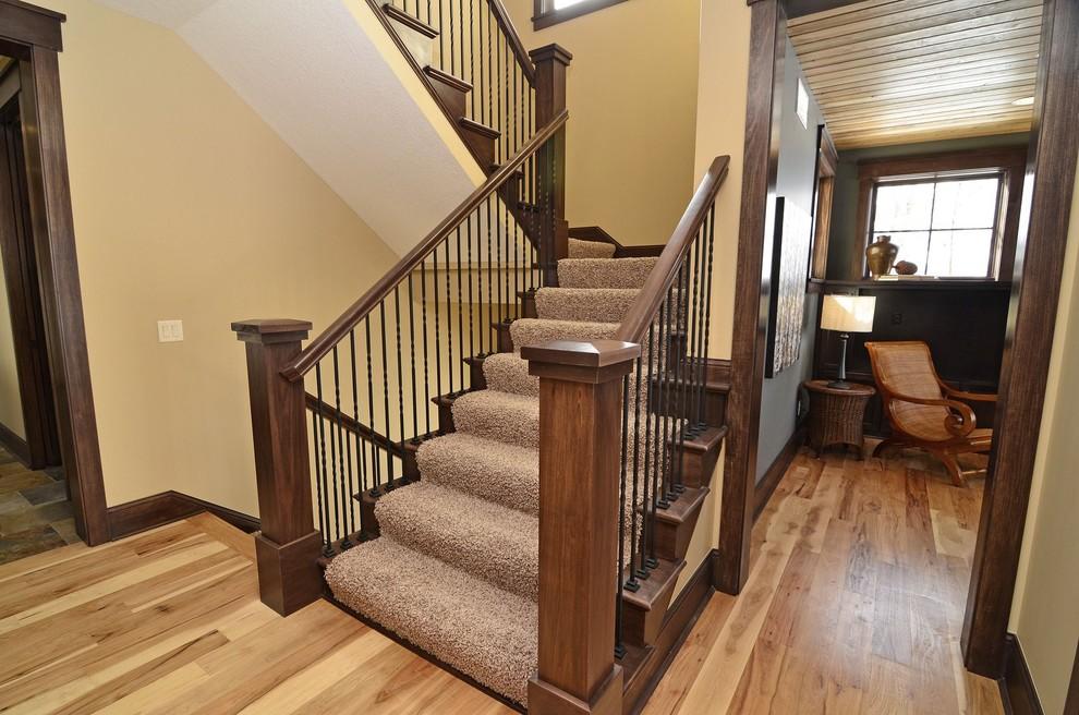 意大利汉斯设计事务所认为,楼梯作为两层楼之间的纽带,也是整栋别墅中