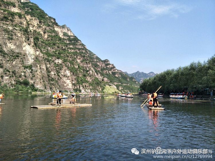 东湖港风景区位于北京房山世界地质公园十渡园区十五渡,与野三坡毗邻