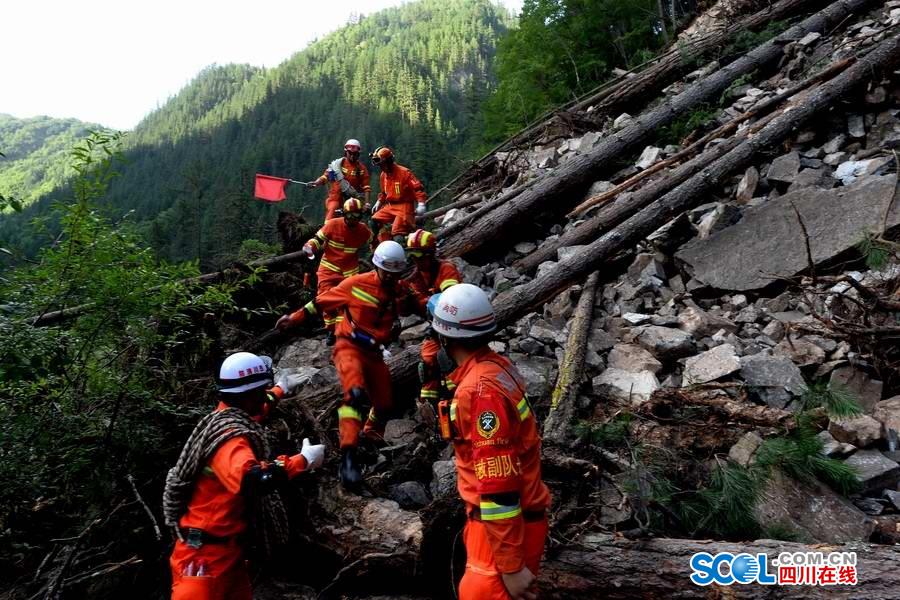 震后九寨沟:抢险队员全力搜寻被困村民