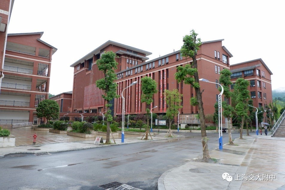 接着上海交通大学附属中学和习水县第一中学两校举行了共建签约仪式