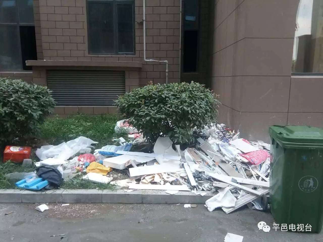 汇源城小区,建筑垃圾堆放在楼门口