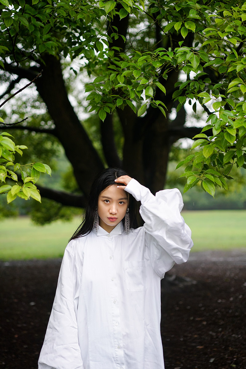 李梦雨中丛林质感写真 自在游走的随性洒脱