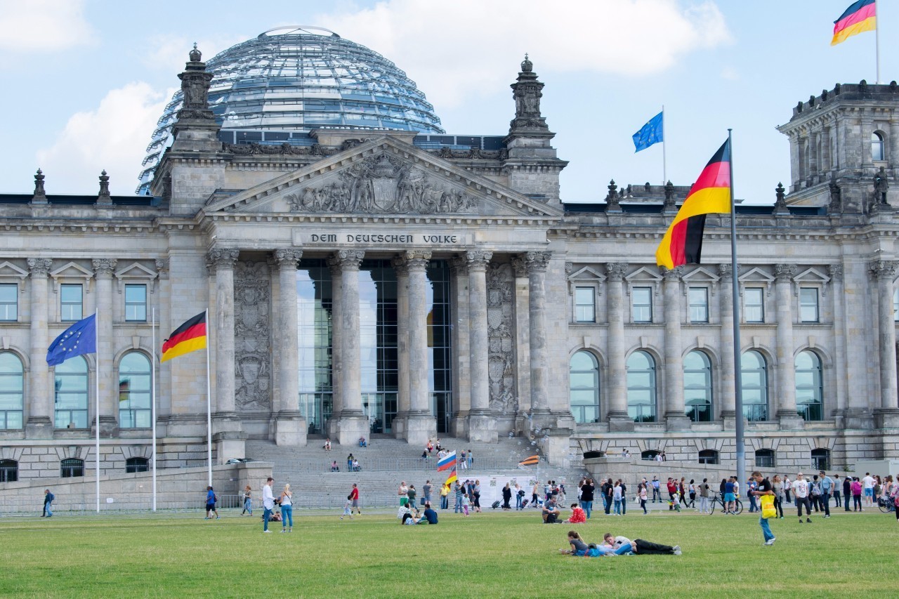 柏林—首都,也是德国第一大城市,法兰克福—德国第三大城市,经济