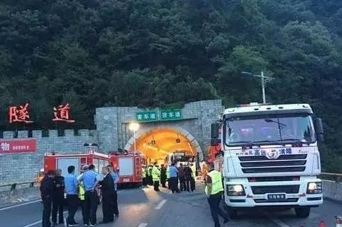 突发!京昆高速陕西段一客车撞向隧道口 致36人死亡