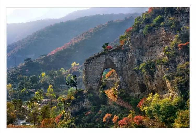 红岩岭自然风景区位于山西省平定县东北部的岔口乡,为秋林山脉腹地,是