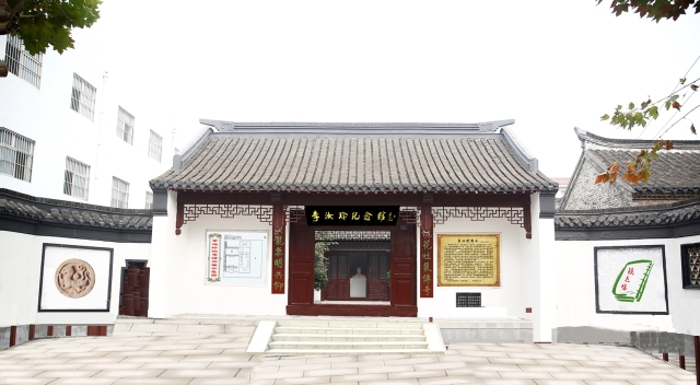 纪念馆采用仿古建筑形式,馆内正堂塑有李汝珍半身雕像,馆内陈列着与之