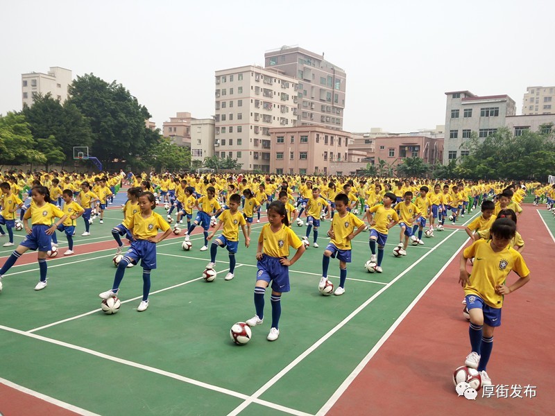 如竹溪小学正着力打造国家级校园足球特色学校,已与足球专家臧连明及